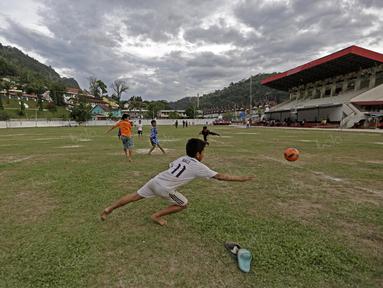 Seorang anak menggunakan jersey Gareth Bale tegah berlatih bersama SSB PS TAL Sawahlunto di Stadion Tanah Lapang Ombilin, Sawahlunto, (8/11/2016). (Bola.com/Nicklas Hanoatubun)