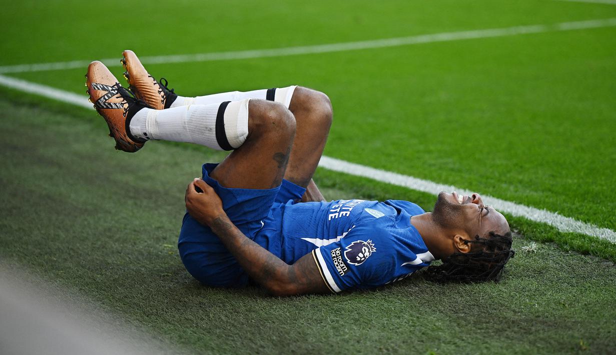 Pemain Chelsea, Raheem Sterling, meringis kesakitan setelah dilanggar pemain Burnley, Vitinho, pada laga pekan ke-8 Premier League 2023/2024 di Stadion Turf Moor, Sabtu, (7/10/2023). (AFP/Oli Scarff)