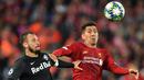 Gelandang Liverpool, Roberto Firmino, duel udara dengan bek Salzburg, Andreas Ulmer, pada laga Liga Champions di Stadion Anfield, Liverpool, Rabu (2/10). Liverpool menang 4-3 atas Salzburg. (AFP/Paul Ellis)
