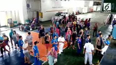 Ratusan warga Pulau Sebesi dievakuasi. Mereka diangkut menggunakan kapal roro.