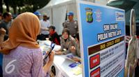 Direktorat Lalu Lintas Polda Metro Jaya saat meluncurkan layanan Surat Izin Mengemudi (SIM) online, Jakarta, Minggu (27/9/2015). Masyarakat dapat memanfaatkan layanan ini untuk memperpanjang SIM mereka. (Liputan6.com/Faizal Fanani)