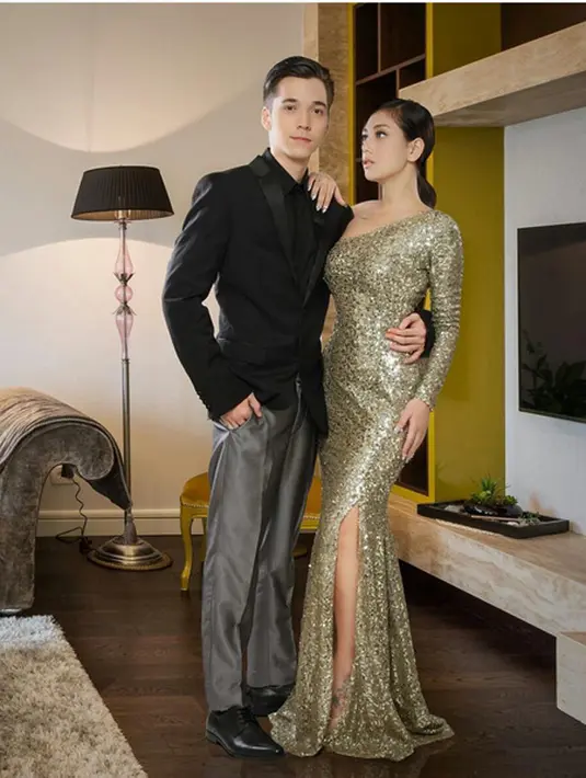 Seolah tak mau kalah dengan suami, Celine juga mengunggah foto dengan menuliskan keterangan "My Mood Boooosteeerrr.. Nemenin aku lg kerja.. 😍😍 @stefannwilliam #stefanceline" tulis Celine. (dok. Instagram)