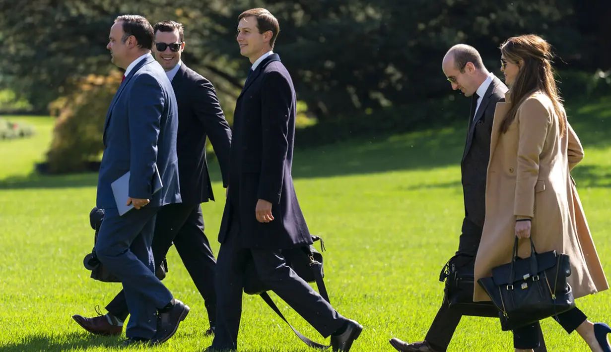Penasihat Presiden Amerika Serikat Donald Trump, Hope Hicks (kanan) berjalan untuk naik Marine One bersama Donald Trump di Gedung Putih, Washington, Amerika Serikat, Rabu (30/9/2020). Gedung Putih tidak mengonfirmasi Hope Hicks positif COVID-19. (AP Photo/Carolyn Kaster)