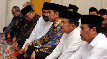 Presiden RI Joko Widodo (ketiga kiri) bersama Ketua Umum DPP Partai Nasdem, Surya Paloh jelang buka puasa bersama Partai Nasdem di Jakarta, Selasa (7/6/2016). Acara juga dihadiri sejumlah menteri kabinet kerja. (Liputan6.com/Helmi Fithriansyah)