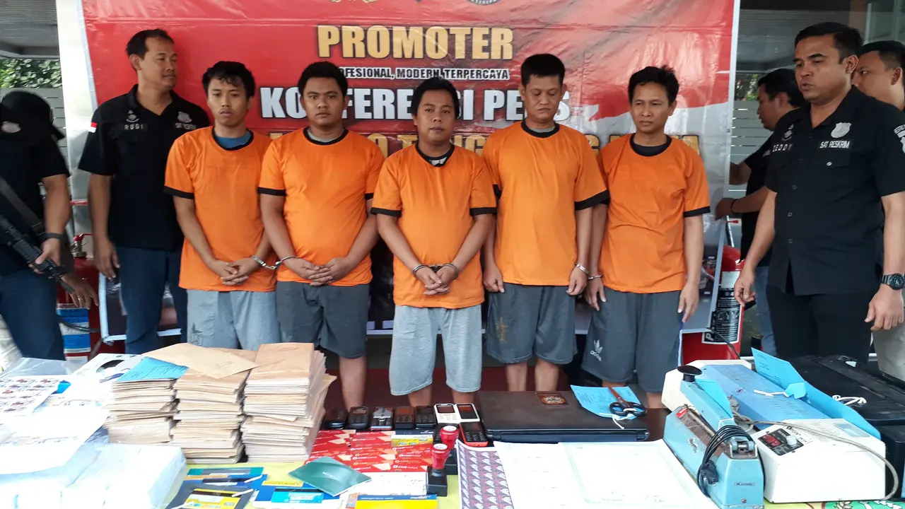 Lima pelaku penipuan bermodus sebar cek yang dibekuk polisi (Liputan6.com/Pramita)