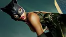 Film Catwoman dinilai jelek karena terlalu fokus pada sosok Catwoman yang berparas cantik dan punya badan yang seksi. Film ini tak punya cerita yang menarik. (foto: moviepilot.com)