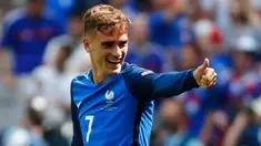 Antoine Griezmann mencetak dua gol saat laga melawan Irlandia di babak 16 besar Piala Eropa 2016, Stade de Lyon, Perancis, Minggu (26/6). Kemenangan ini membawa Perancis ke babak 8 besar. (REUTERS / Kai Pfaffenbach)