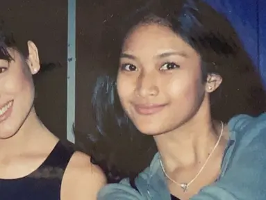 Lulu Tobing dan Happy Salma diketahui sudah bersahabat sejak tahun 1999. Keduanya bertemu di lokasi syuting dan membintangi judul sinetron yang sama. Begini potret lawas keduanya saat masih muda, parasnya tampak begitu cantik.(Liputan6.com/IG/@lutob)