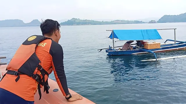 Tim SAR gabungan masih melakukan pencarian dan pertolongan terhadap penumpang kapal yang melompat ke laut. Foto : (Basarnas Lampung)