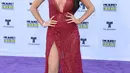 Becky G berpose saat tiba menghadiri Latin American Music Awards 2017 di Dolby Theatre di Los Angeles (26/10). Aktris sekaligus model Meksiko ini  tampil seksi dengan gaun transparan berwarna merah. (Photo by Richard Shotwell/Invision/AP)