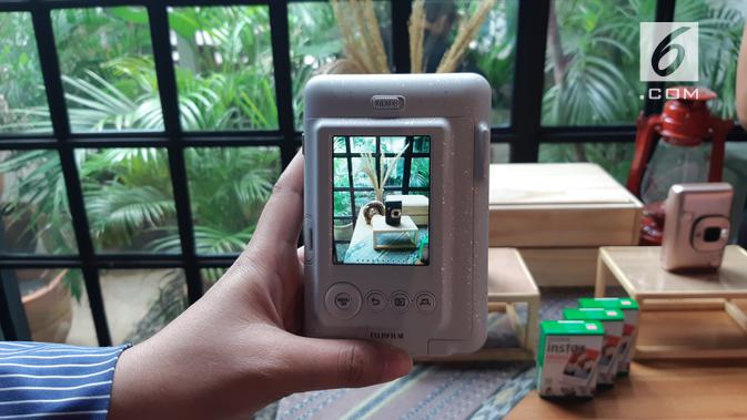 Instax Mini LiPlay. (Liputan6.com/ Agustin Setyo Wardani)