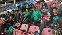 Pemain Timnas Indonesia U-19 menonton laga final Piala AFF U-18 2017 antara Thailand versus Malaysia. (Bola.com/Aning Jati)