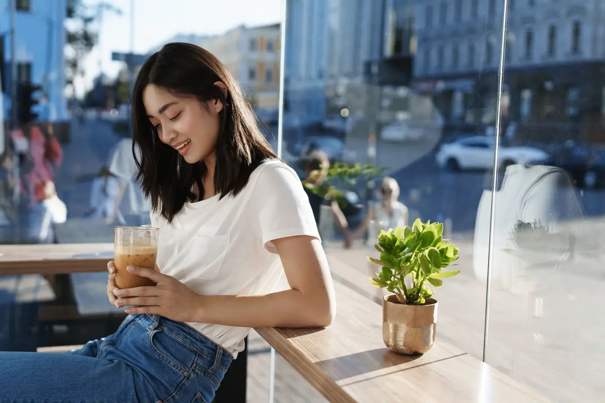 perempuan dan 12 mei di kafe