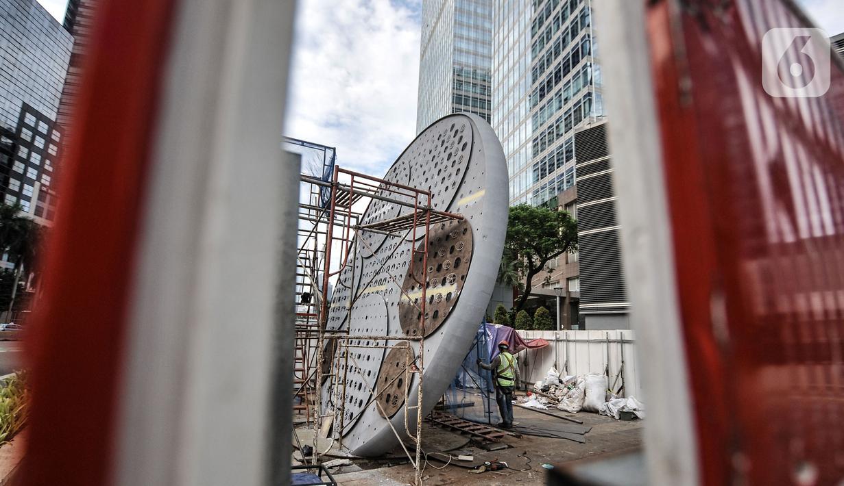 Pekerja saat menyelesaikan pembangunan Tugu Sepeda di Jalan Jenderal Sudirman, Jakarta, Senin (5/4/2021). Pembangunan tugu tersebut sebagai pengingat momentum penggunaan sepeda yang masif digunakan masyarakat Ibu Kota pada masa pandemi Covid-19. (merdeka.com/Iqbal S. Nugroho)