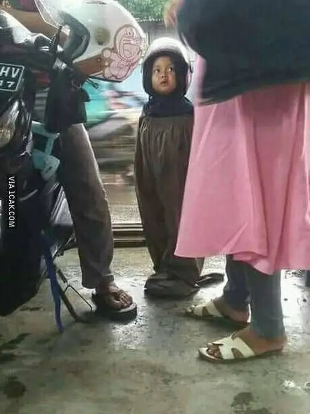 Jelang Musim Hujan, Ini 7 Potret Nyeleneh Orang Ingin Tetap Hangat