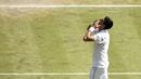 Ekspresi Novak Djokovic sesaat setelah mengalahkan Richard Gasquet di semifinal tunggal putra Turnamen Tenis Grand Slam Wimbledon di London, Inggris. (10/7/2015). (REUTERS/Andy Rain/Pool)