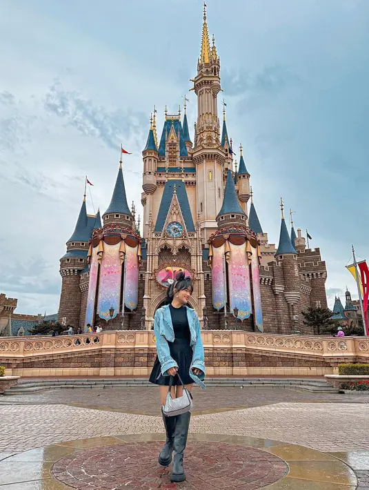 Berkunjung ke destinasi wisata impian sejak kecil, Disneyland, Fuji tampil gemas dengan bandana mickey mouse.  [Foto: IG/fuji_an].