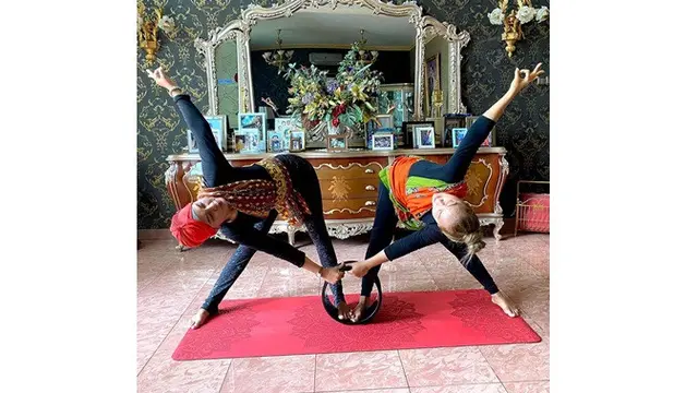 7 Gaya Inul Daratista Saat Lakukan Yoga, Curi Perhatian