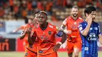 Victor Igbonefo ditugaskan sebagai kapten tim dan mencetak gol perdana bersama Nakhon Ratchasima. (Instagram)