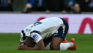 Bek Tottenham Hotspur asal Austria, nomor punggung 04, Kevin Danso, bereaksi saat peluit akhir pertandingan Liga Inggris antara Tottenham Hotspur dan Brighton and Hove Albion di Stadion Tottenham Hotspur di London, pada 18 April 2026. Pertandingan berakhir 2-2.
(Ben STANSALL/AFP)