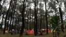 Sejumlah tenda didirikan di lokasi perkemahan Curug Hiji, Bogor, Minggu (5/9/2021). Meski Kabupaten Bogor masih dalam masa PPKM level 3, sejumlah lokasi wisata luar ruangan mulai ramai dikunjungi pengunjung. (Liputan6.com/Helmi Fithriansyah)