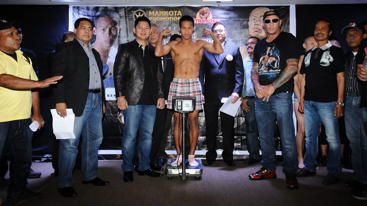 Petinju Indonesia, Daud Yordan (kanan) berhadapan dengan Yoshitaka Kato usai melakukan timbang badan di Jakarta, Kamis (4/2/2016). Daud akan melawan petinju Jepang, Yoshitaka Kato dalam laga kelas ringan WBO, Jumat (5/2).
