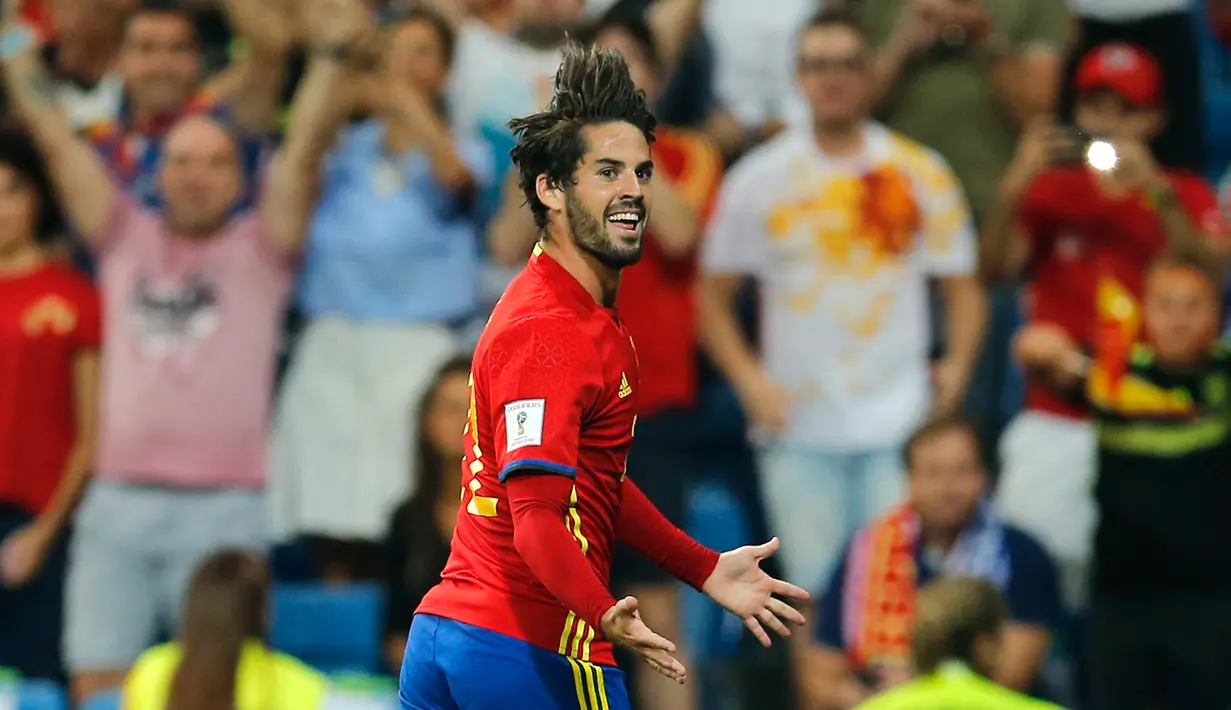 Gelandang Spanyol, Isco melakukan selebrasi usai mencetak gol keduanya saat berhadapan dengan Italai pada Grup G kualifikasi Piala Dunia 2018 di Stadion Santiago Bernabeu di Madrid, (2/9). Spanyol menang atas Italia 3-0. (AP Photo / Paul White)