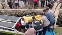 Empat orang nelayan ditembak pakai senapan serbu di Konawe Selatan, satu nelayan tewas dan 3 luka-luka, satu orang polisi ditahan.