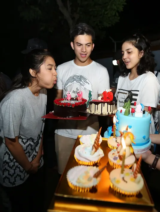 Di tengah malam, saat tanggal 18 September dini hari Syifa mendapat kejutan dari teman-teman serta para penggemarnnya di lokasi syuting. Rizky Nazar dan pemeran lainnya datang dengan membawa kue ulang tahun. (Bambang E.Ros/Bintang.com)