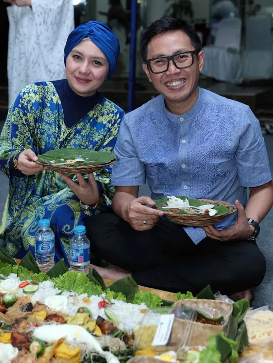 Tidak hanya sekedar berbagi keceriaan dengan anak-anak yatim, kegiatan itu juga sebagai pembelajaran bagi ketiga buah hatinya  yang kini mulai besar. Dan selanjutnya diteruskan.(Deki Prayoga/Bintang.com)