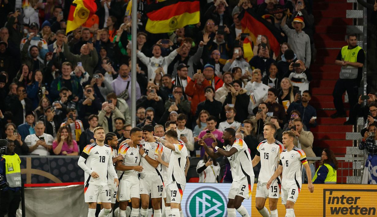 Pemain Jerman melakukan selebrasi atas gol yang dicetak oleh Jamie Leweling pada laga lanjutan Grup A3 UEFA Nations League melawan Belanda di Allianz Arena, Jerman, Selasa (15/10/2024) dini hari WIB. (AFP/Odd Andersen)