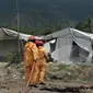 Petugas Dinas Damkar dan Penyelamatan Palu menyemprotkan disinfektan ke lokasi pengungsian penyintas gempa di Kel. Balaroa, Palu Barat, Rabu (1/4/2020). (Foto: Liputan6.com/ Heri Susanto).