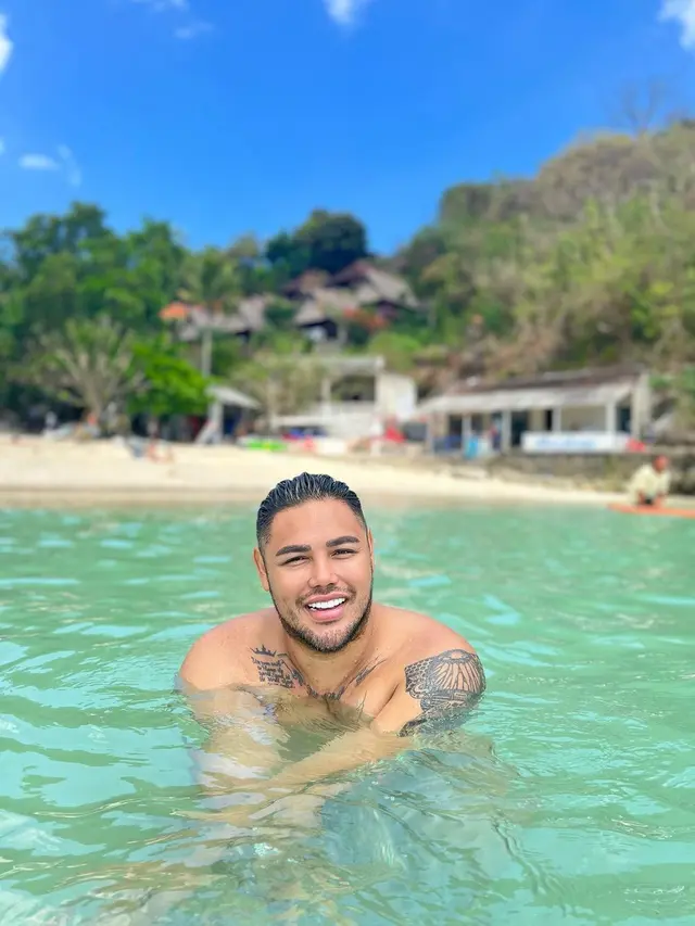 Ivan gunawan bikin heboh saat foto bareng pria di pinggir pantai