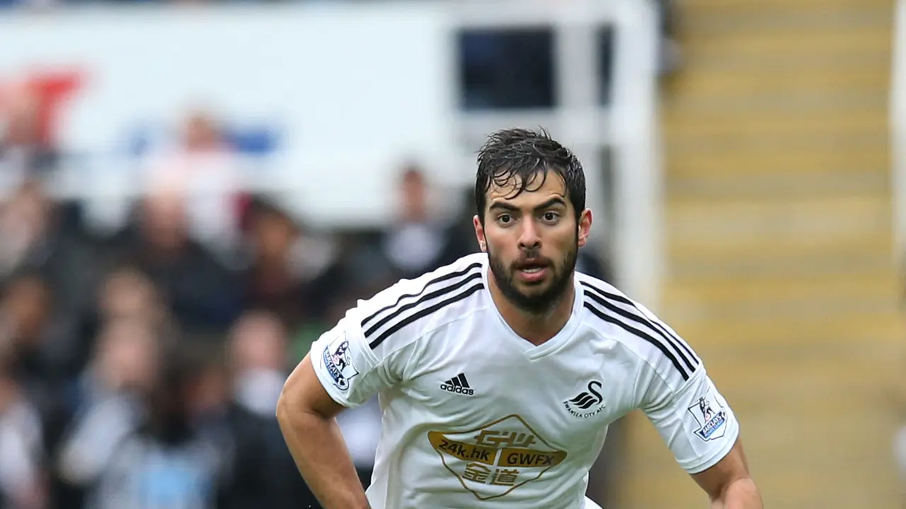 Pemain keturunan Indonesia, Jordi Amat ketika masih membela Swansea City.