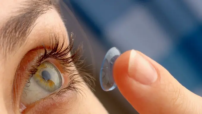 14 Momen yang Sangat Dipahami Para Pengguna Lensa Kontak