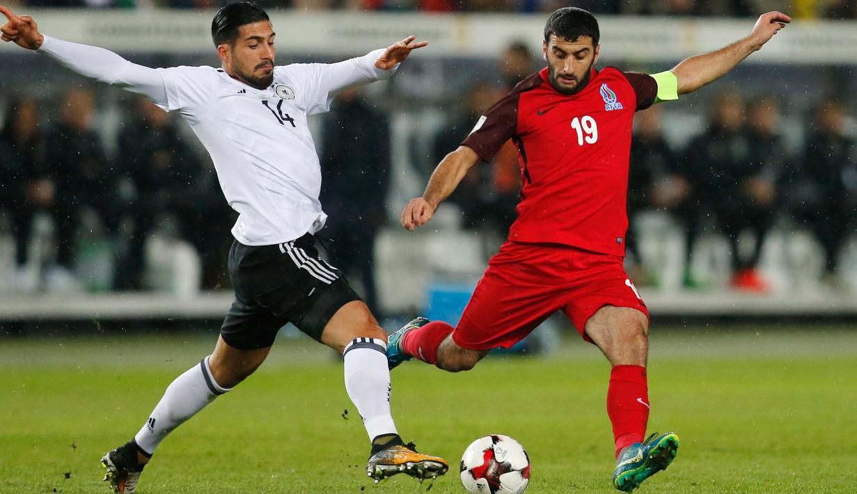 Pemain timnas Jerman, Emre Can berebut bola dengan pemain Azerbaijan, Rahid Amirguliyev pada babak kualifikasi Piala Dunia 2018 zona Eropa di Stadion Fritz Walter, Minggu (8/10). Satu gol Emre Can mewarnai kemenangan Jerman 5-1. (AP/Michael Probst)