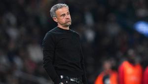 Pelatih PSG, Luis Enrique, tampak kecewa setelah anak asuhnya dipecundangi Nice dengan skor 1-3 pada pekan ke-31 di Stadion Parc des Princes, Paris, Sabtu (26/4) dini hari WIB. (AP Photo/Thibault Camus)