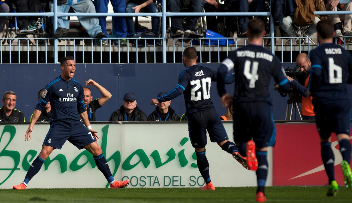 Selebrasi striker Real Madrid, Cristiano Ronaldo, setelah mencetak gol ke gawang Malaga dalam laga La Liga Spanyol di Estadio La Rosaleda, Minggu (21/2/2016) malam WIB. (AFP/Jorge Guerrero)