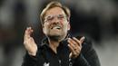 Pelatih Liverpool, Juergen Klopp memberikan   applauds setelah timnya menang atas West Ham pada lanjutan Premier League di London Stadium, London, (4/11/2017). Liverpool menang 4-1. (AP/Kirsty Wigglesworth)