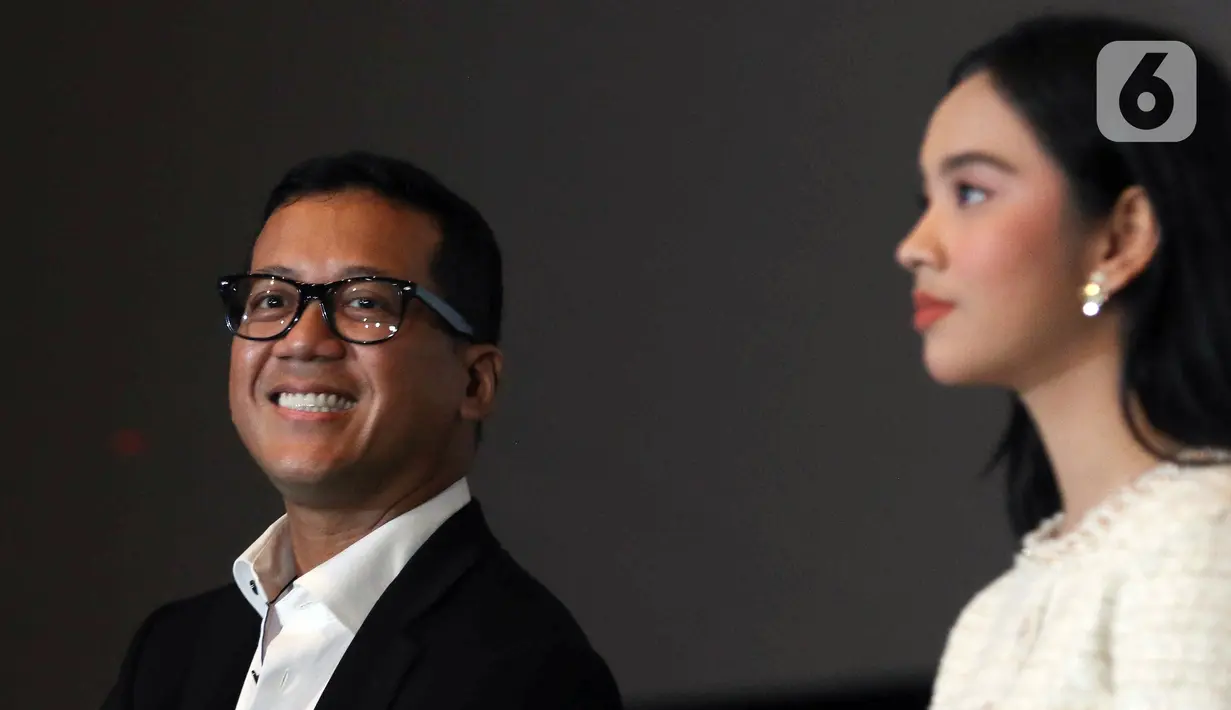 Musikus sekaligus komposer Andi Rianto (kiri) bersama penyanyi Lyodra Ginting saat konferensi pers peluncuran remake lagu 'Sang Dewi' di kawasan Thamrin, Jakarta, Kamis (11/8/2022). Lyodra Ginting secara resmi meluncurkan remake lagu lawas dan musik video 'Sang Dewi' yang berkolaborasi dengan Andi Rianto. (Liputan6.com/Herman Zakharia)