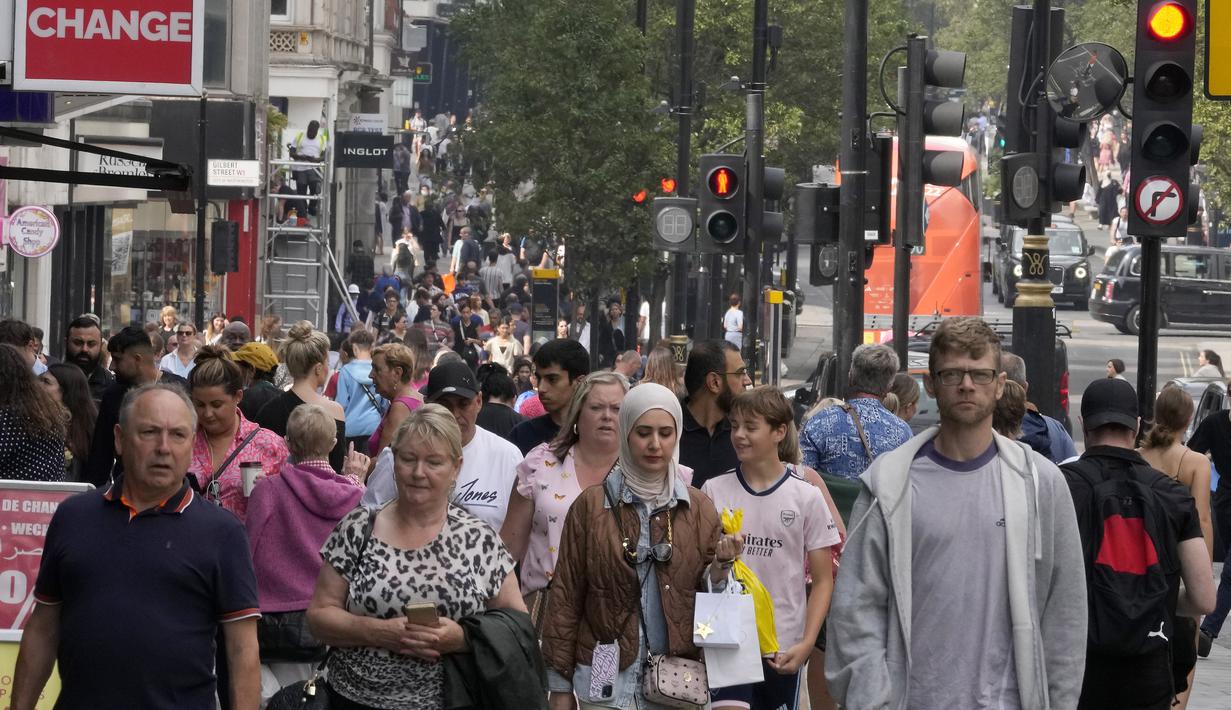 Orang-orang berjalan di sepanjang shopping street di London, Rabu (17/8/2022). Tingkat inflasi Inggris telah mencapai 10,1% pada tahun ini hingga Juli, berdasarkan data dari Kantor Statistik Nasional. Angka tersebut naik dari 9,4% pada bulan Juni dan berada pada level tertinggi dalam lebih dari 40 tahun. (AP Photo/Frank Augstein)