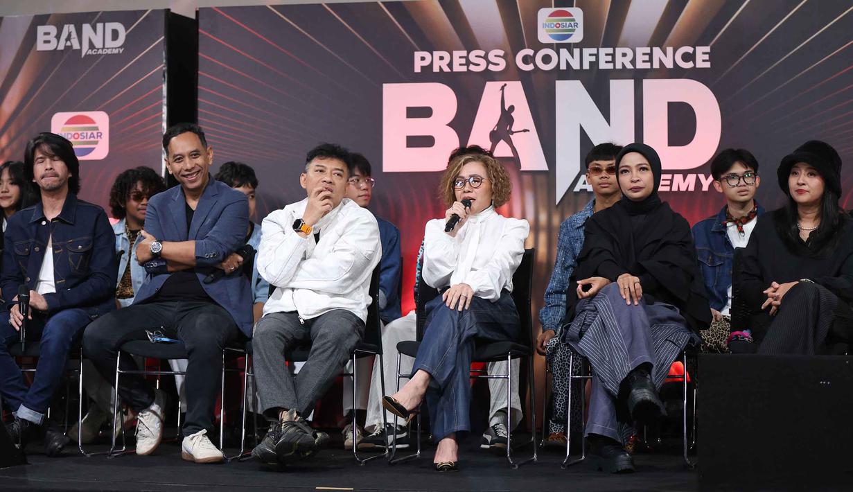 Ada 1500 peserta sejak audisi yang dimulai pada 9 Desember 2025 lalu yang kemudian dikerucutkan menjadi 30 band terpilih. Tampak dalam foto, Direktur Emtek Media, Harsiwi Achmad (keempat kiri) bersama para juri Band Academy saat memberi keterangan di SCTV Tower, Jakarta, Kamis (2/4/2026). (Kapanlagi.com/Budy Santoso)