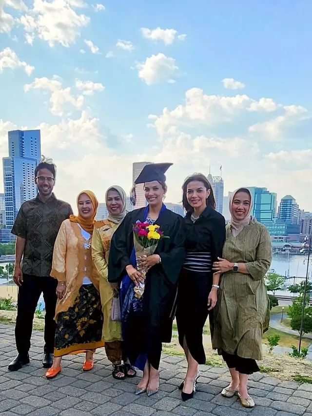 6 Potret Wisuda Adik Najwa Shihab di Amerika, Raih 2 Gelar Spesialis Kedokteran