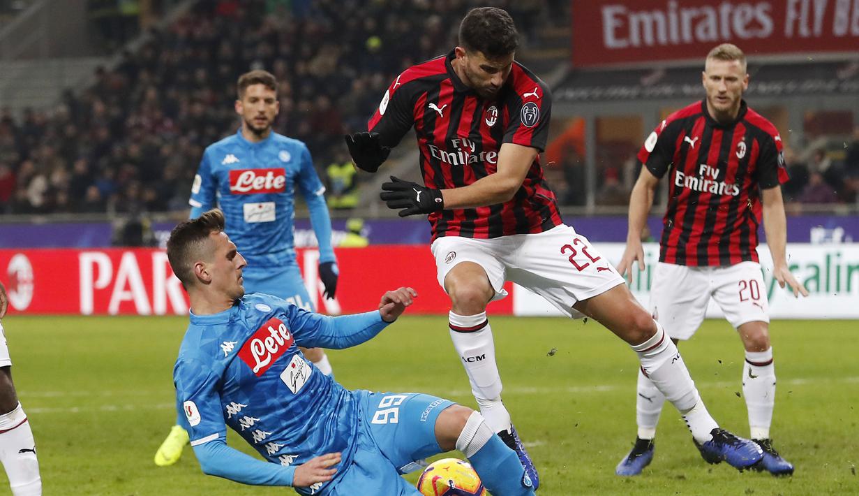 Bek AC Milan, Mussachio tampil apik menahan laju bola Arkadiuz Milik pada laga perempat final Coppa Italia yang berlangsung di stadion San Siro, Milan, Rabu (30/1). AC Milan menang 2-0 atas Napoli (AP Photo/Antonio Calanni)