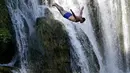 Peserta melompat dari atas air terjun saat mengikuti lomba melompat air terjun internasional ke-4 di Kota Jajce, Bosnia (5/8). Lomba melompat dari atas air terjun setinggi 21 meter ini diikuti oleh 23 peserta. (AP Photo/Amel Emric)