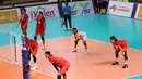 Para pemain tim bola voli putra Indonesia bersiap menerima serve dari pemain Filipina pada laga pertama Grup A cabor bola voli putra SEA Games 2023 di Olympic Complex Indoor Main Hall, Phnom Penh, Kamboja, Rabu (3/5/2023). Tim bola voli putra Indonesia menang 3-0 (25-18, 25-18, 25-23). (Bola.com/Abdul Aziz)