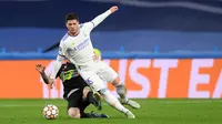 Pemain Inter Milan Alessandro Bastoni (kiri) menjegal pemain Real Madrid Luka Jovic pada pertandingan sepak bola Grup D Liga Champions di Stadion Santiago Bernabeu, Madrid, Spanyol, 7 Desember 2021. Real Madrid menang 2-0. (OSCAR DEL POZO/AFP)