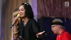 Andien saat berduet dengan Iwan Fals konser Situs Budaya: Nusa Tenggara Barat, Kerajaan Lombok & Bima di Panggung Kita, Depok Sabtu (3/3). Mereka membawakan lagu Seperti Matahari, Asmara dan Pancaroba dan  Barang Antik. (Liputan6.com/Arya Manggala) 