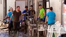 Sejumlah Warga membersihkan rumahnya yang terkena banjir bandang di Sant Llorenc, Mallorca, Spanyol (11/10). Banjir bandang tersebut telah menewaskan setidaknya 10 orang. (AP Photo/Francisco Ubilla)