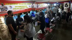 Warga mengikuti vaksinasi booster di halaman Masjid Istiqlal, Jakarta, Selasa (5/4/2022). Pemerintah memberlakukan vaksinasi booster sebagai syarat mudik Lebaran tahun ini. (merdeka.com/Imam Buhori)
